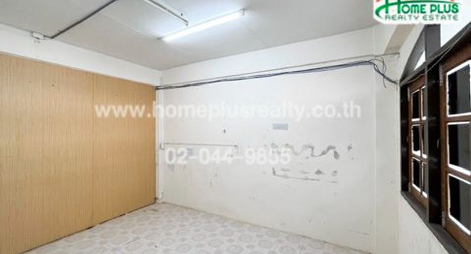 For sale 3 bedrooms retail Space in Bang Kapi, Bangkok