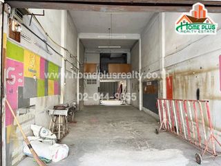 For sale 3 bedrooms retail Space in Bang Kapi, Bangkok