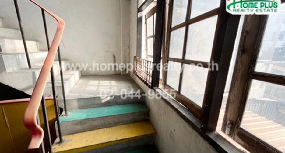 For sale 3 bedrooms retail Space in Bang Kapi, Bangkok