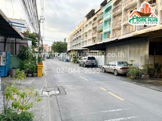 For sale 3 bedrooms retail Space in Bang Kapi, Bangkok