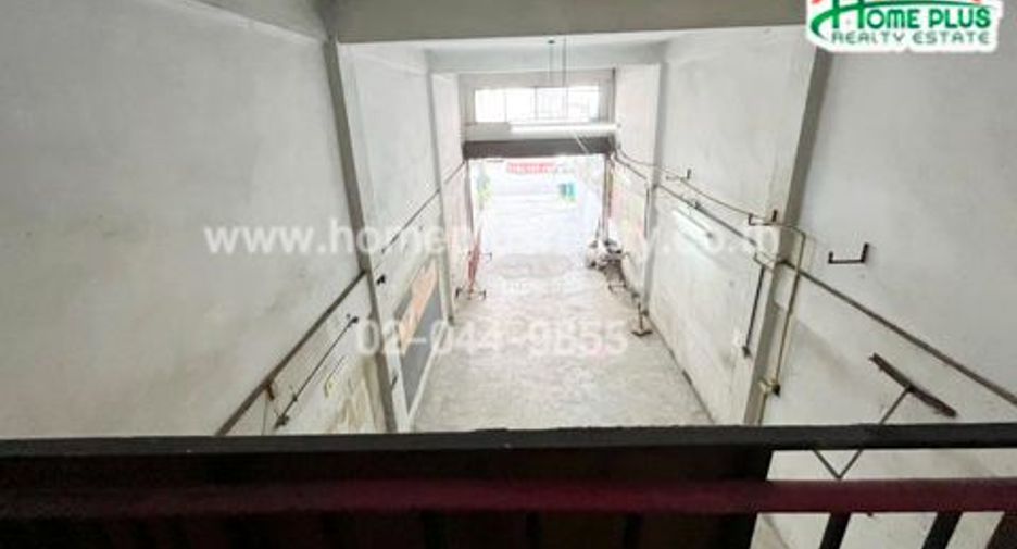 For sale 3 bedrooms retail Space in Bang Kapi, Bangkok