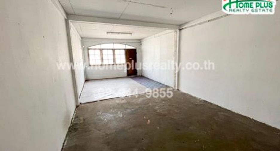 For sale 3 bedrooms retail Space in Bang Kapi, Bangkok