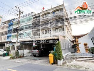 For sale 3 bedrooms retail Space in Bang Kapi, Bangkok