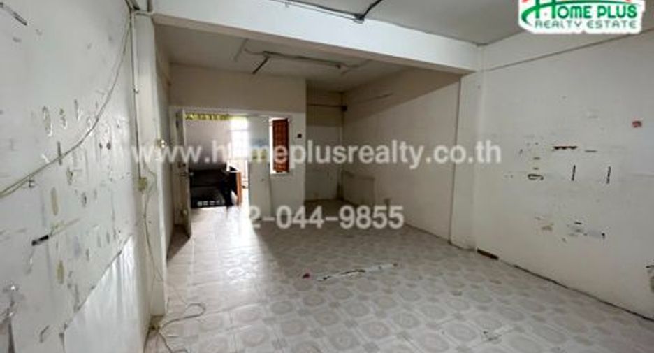 For sale 3 bedrooms retail Space in Bang Kapi, Bangkok