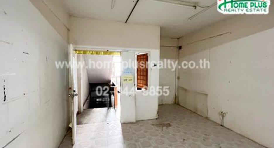 For sale 3 bedrooms retail Space in Bang Kapi, Bangkok
