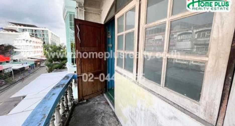 For sale 3 bedrooms retail Space in Bang Kapi, Bangkok