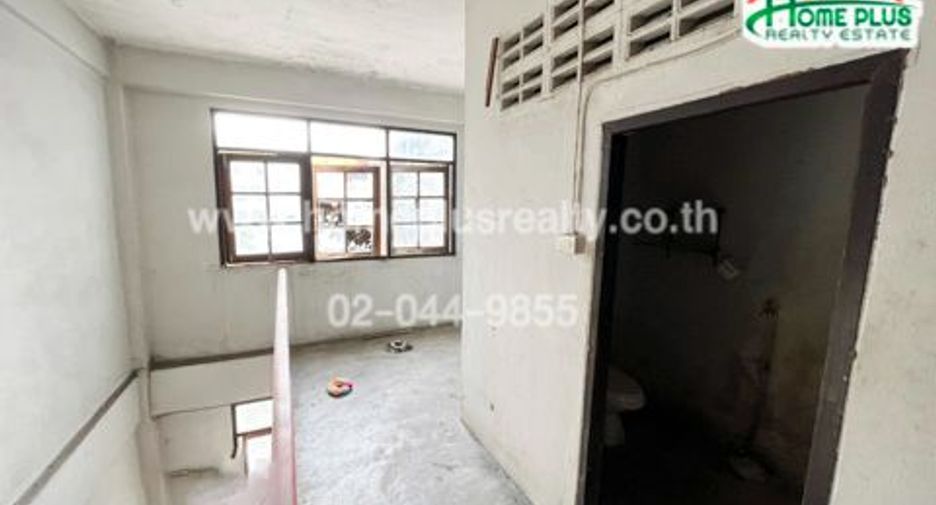 For sale 3 bedrooms retail Space in Bang Kapi, Bangkok