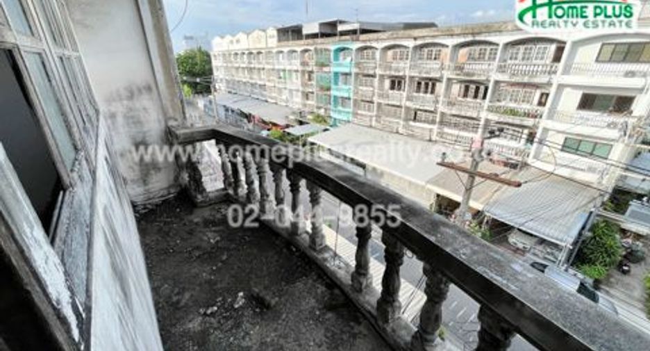 For sale 3 bedrooms retail Space in Bang Kapi, Bangkok