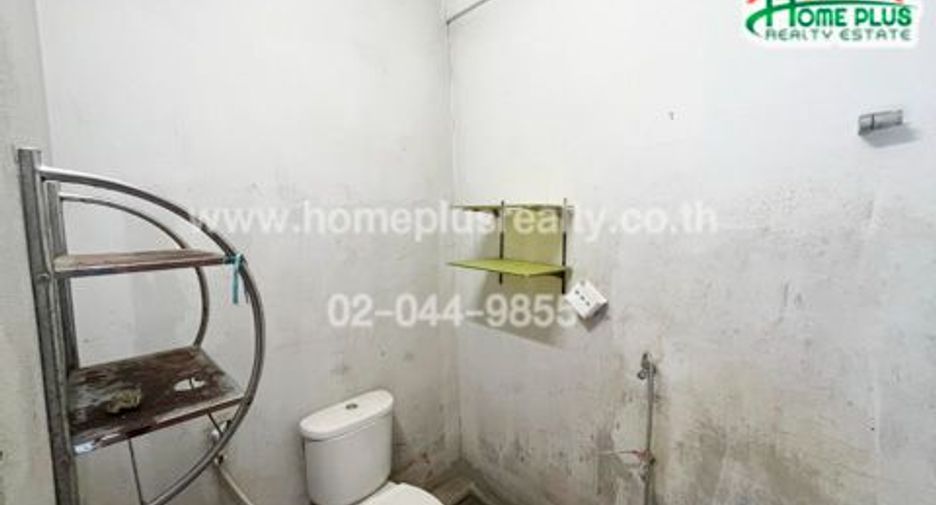 For sale 3 bedrooms retail Space in Bang Kapi, Bangkok