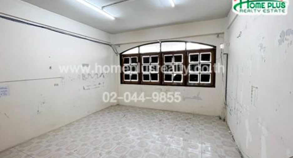 For sale 3 bedrooms retail Space in Bang Kapi, Bangkok