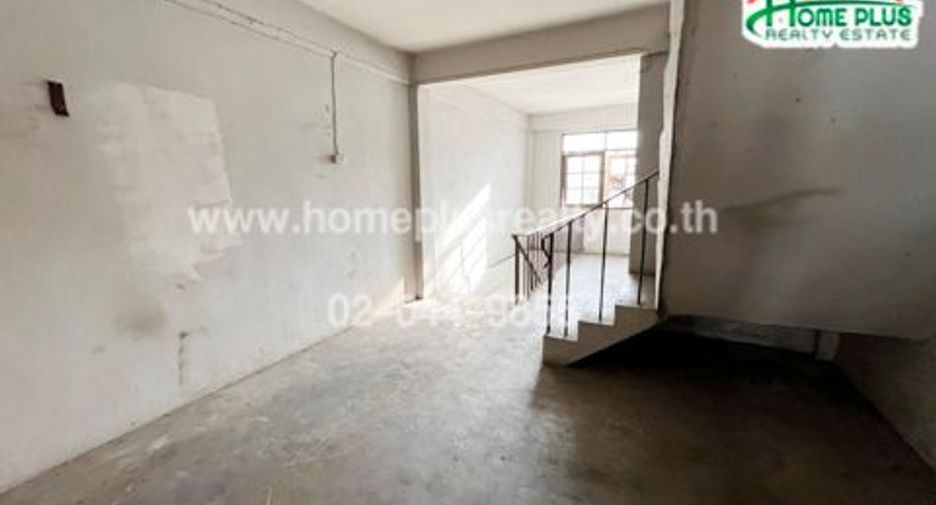 For sale 3 bedrooms retail Space in Bang Kapi, Bangkok