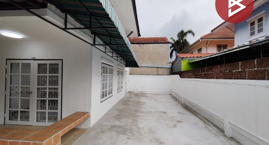 For sale 3 bed townhouse in Khlong Luang, Pathum Thani