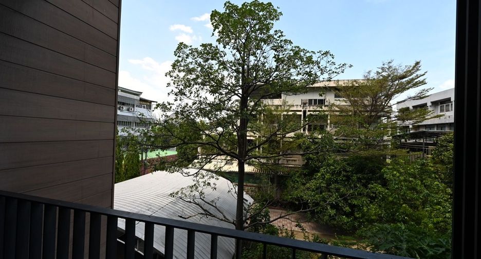 For sale 2 bed condo in Phaya Thai, Bangkok
