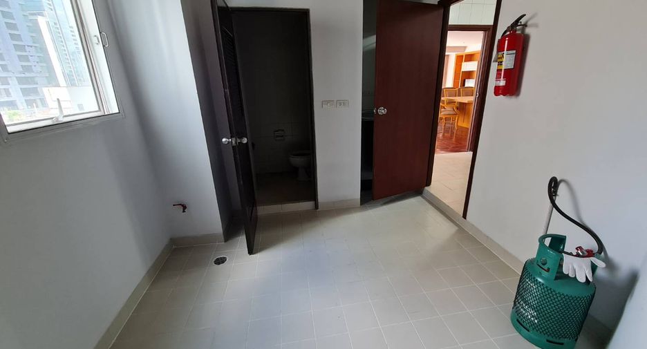 For rent 3 bedrooms apartment in Khlong Toei, Bangkok