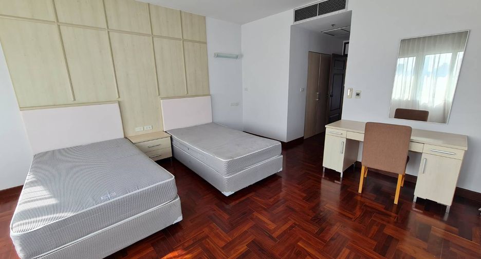 For rent 3 bedrooms apartment in Khlong Toei, Bangkok