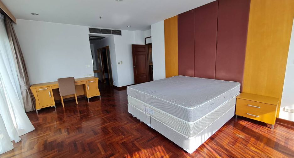 For rent 3 bedrooms apartment in Khlong Toei, Bangkok