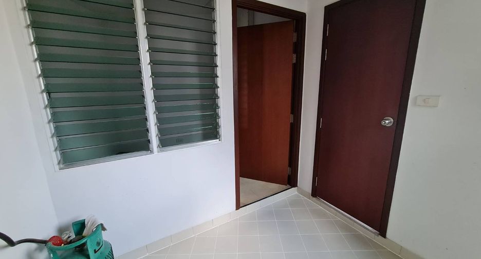 For rent 3 bedrooms apartment in Khlong Toei, Bangkok