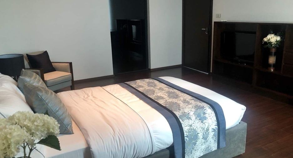 For rent 3 bedrooms condo in Khlong Toei, Bangkok