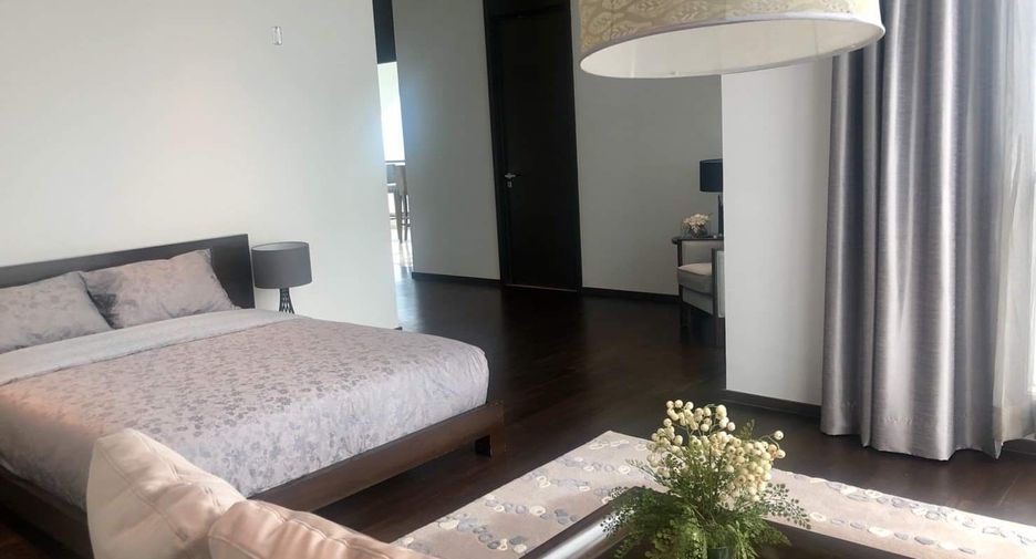 For rent 3 bedrooms condo in Khlong Toei, Bangkok
