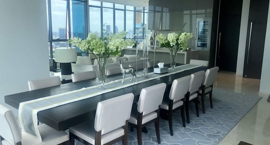 For rent 3 bedrooms condo in Khlong Toei, Bangkok