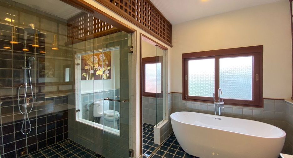 For sale 4 bedrooms villa in Saraphi, Chiang Mai