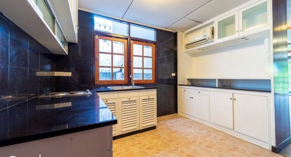 For rent 3 bedrooms house in Khlong Toei, Bangkok