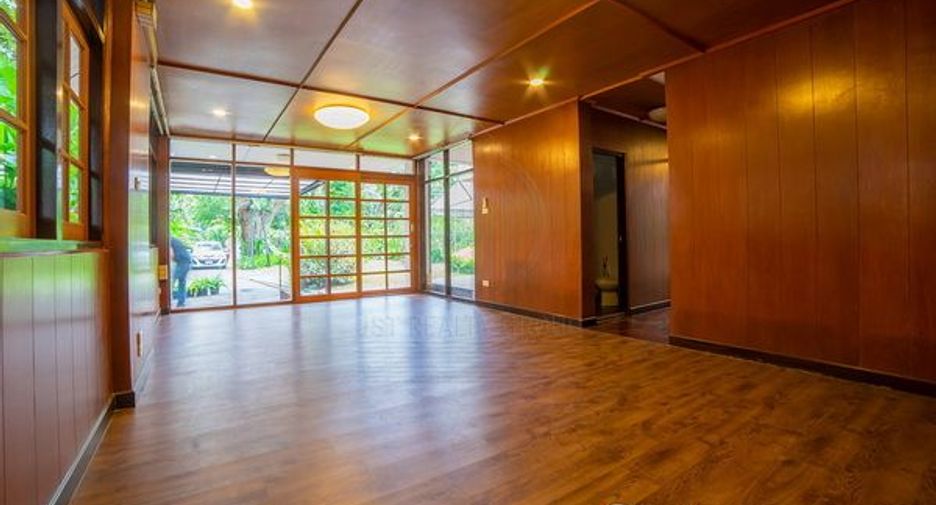 For rent 3 bedrooms house in Khlong Toei, Bangkok