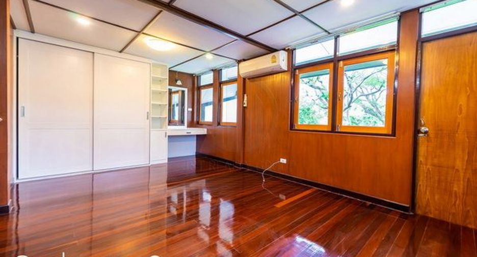 For rent 3 bedrooms house in Khlong Toei, Bangkok