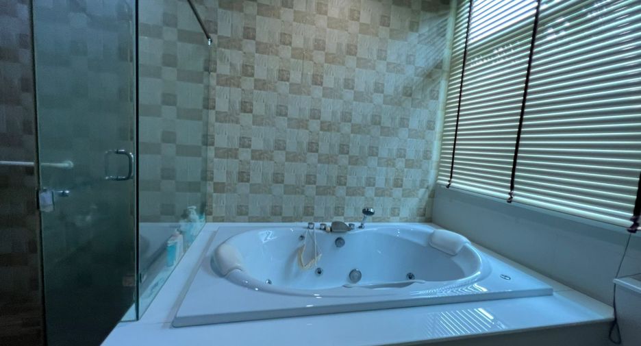 For sale 5 bedrooms house in Khlong Sam Wa, Bangkok