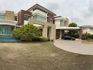 Haus zum Kauf mit 5 Zimmer in Khlong Sam Wa, Bangkok