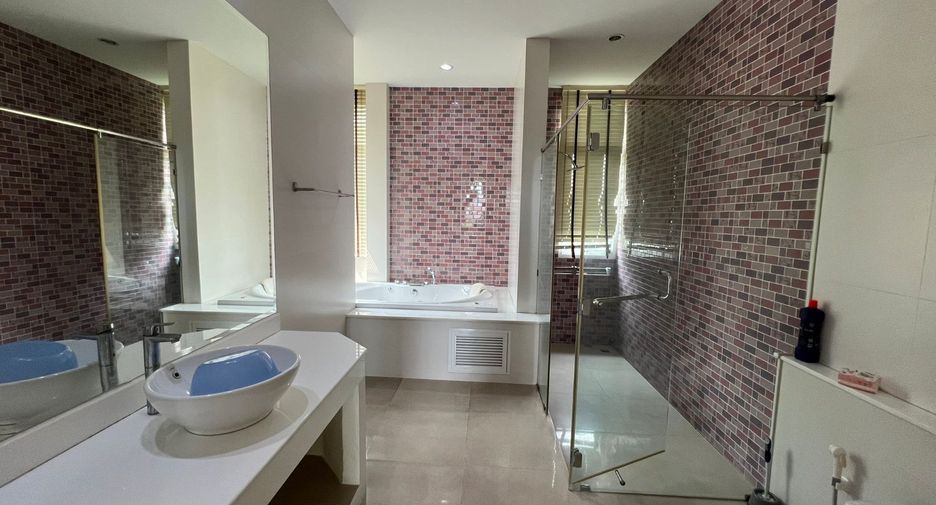 For sale 5 bedrooms house in Khlong Sam Wa, Bangkok