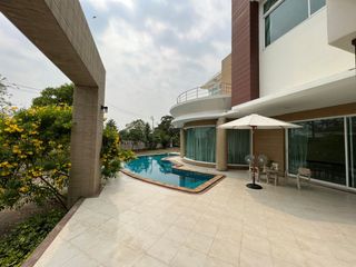 Haus zum Kauf mit 5 Zimmer in Khlong Sam Wa, Bangkok