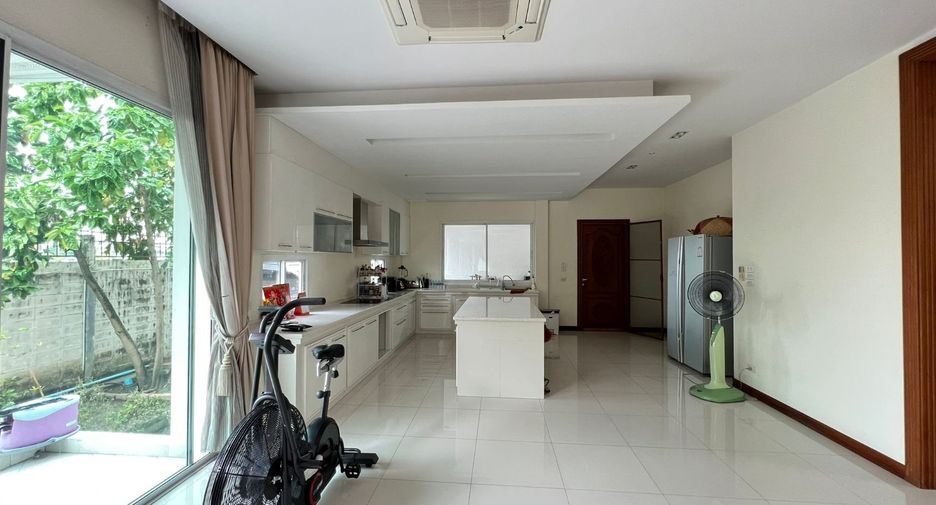 For sale 5 bedrooms house in Khlong Sam Wa, Bangkok