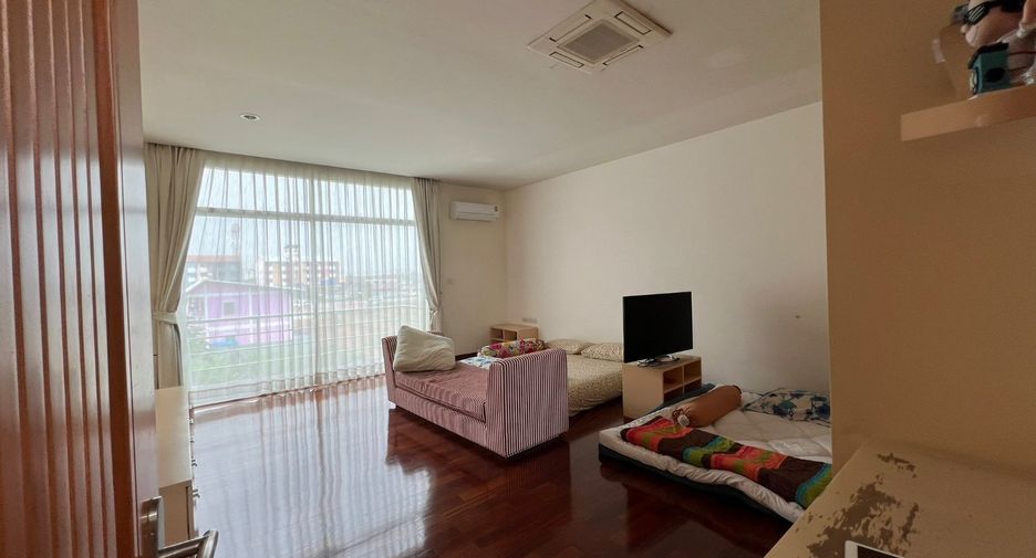 For sale 5 bedrooms house in Khlong Sam Wa, Bangkok