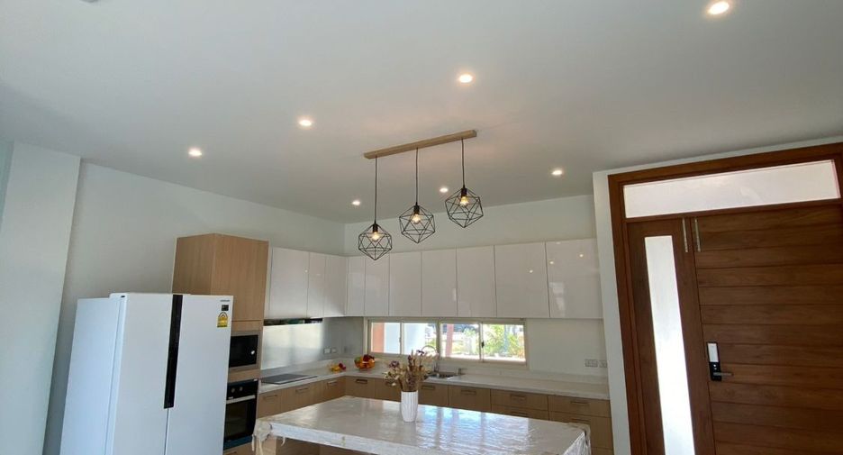 For rent 4 bedrooms house in San Kamphaeng, Chiang Mai