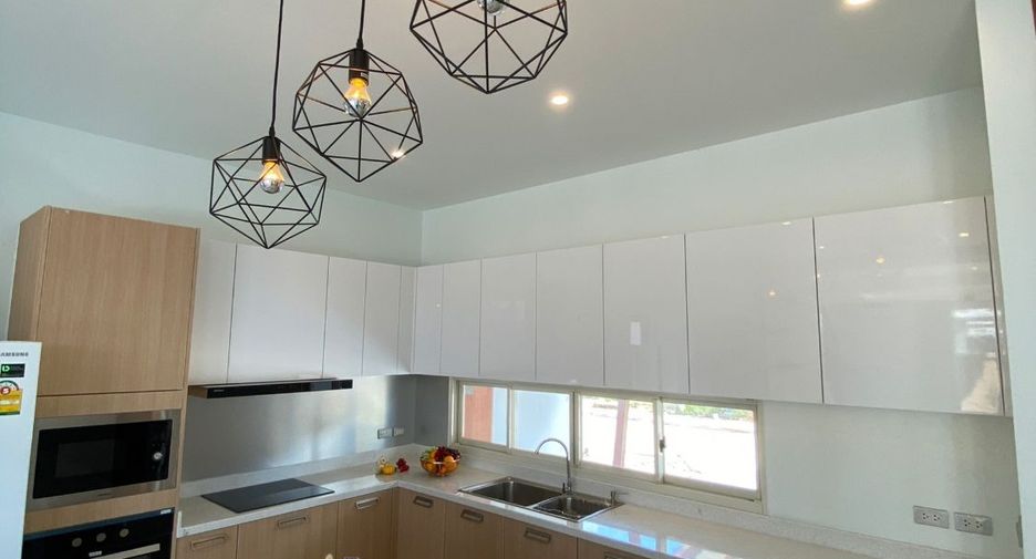 For rent 4 bedrooms house in San Kamphaeng, Chiang Mai