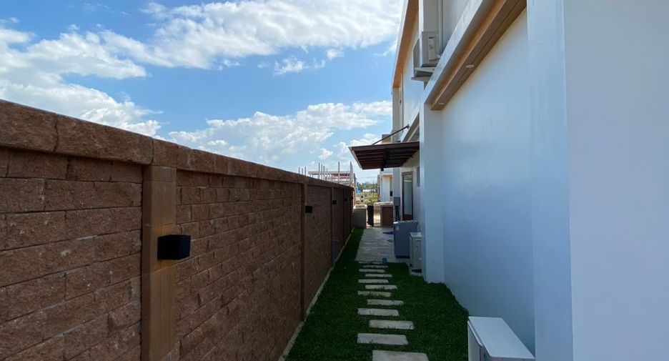 For rent 4 bedrooms house in San Kamphaeng, Chiang Mai