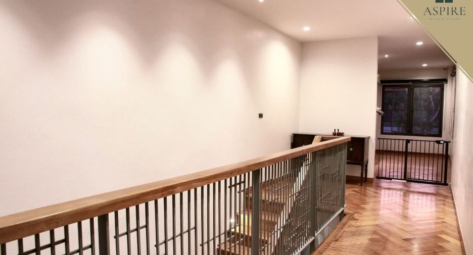 For sale 4 bedrooms house in Bangkok Noi, Bangkok