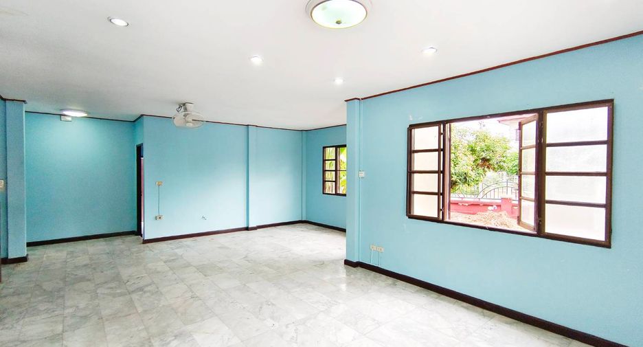For sale 4 bedrooms house in Khan Na Yao, Bangkok