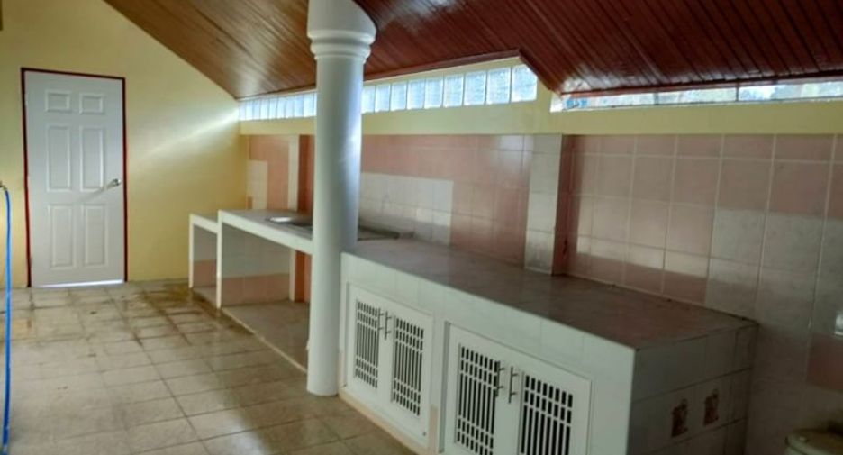 For rent and for sale 5 bedrooms house in Si Racha, Chonburi