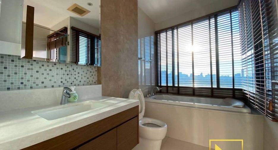 For rent 2 bedrooms condo in Khlong Toei, Bangkok