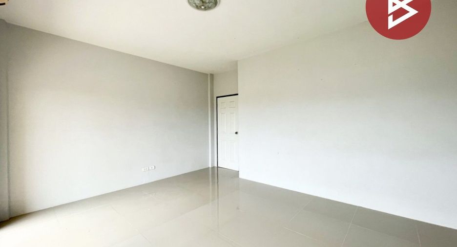 For sale 3 bed townhouse in Phanat Nikhom, Chonburi