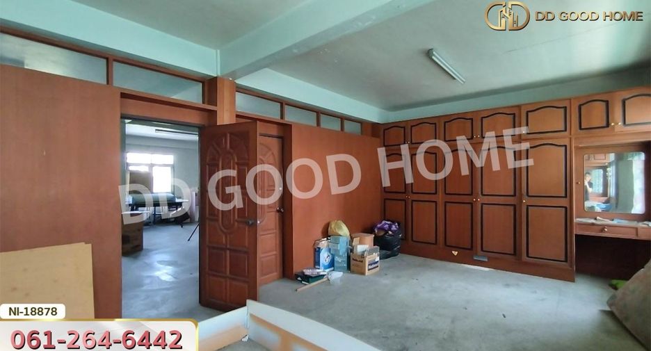 For sale 3 bedrooms retail Space in Phasi Charoen, Bangkok