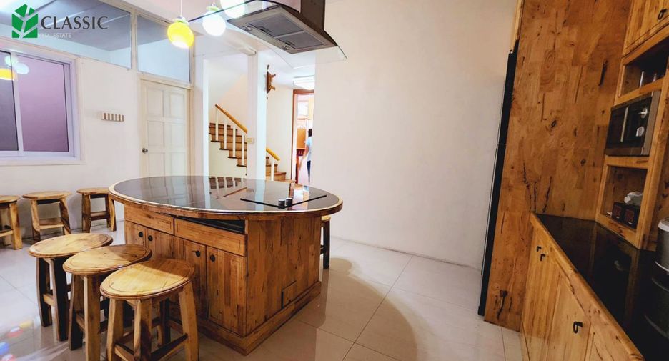 For sale 5 bed townhouse in Mueang Chiang Rai, Chiang Rai