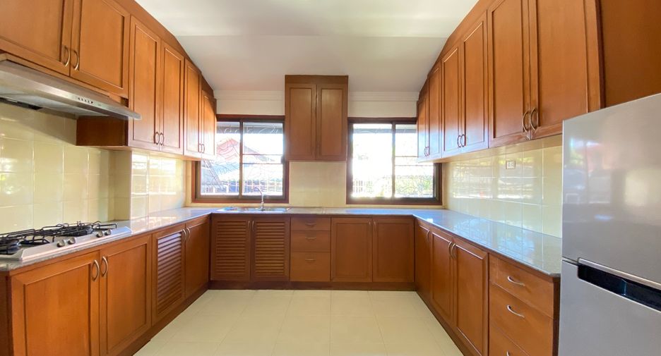 For rent 4 bedrooms house in Mueang Chiang Mai, Chiang Mai