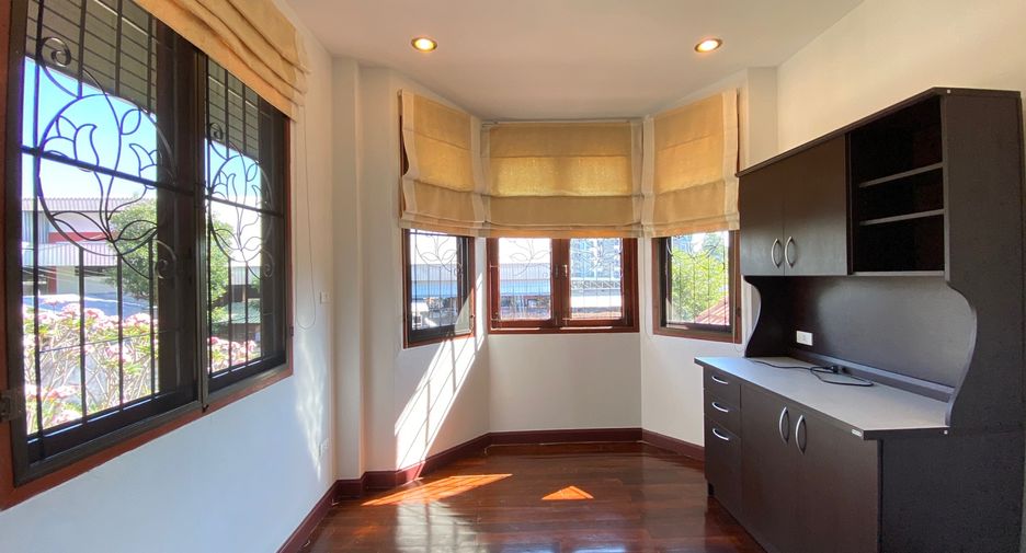 For rent 4 bedrooms house in Mueang Chiang Mai, Chiang Mai