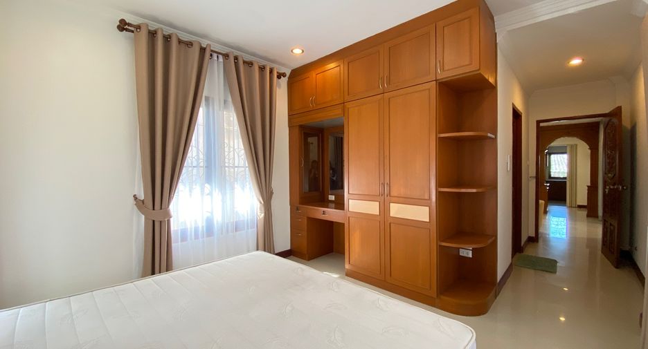 For rent 4 bedrooms house in Mueang Chiang Mai, Chiang Mai