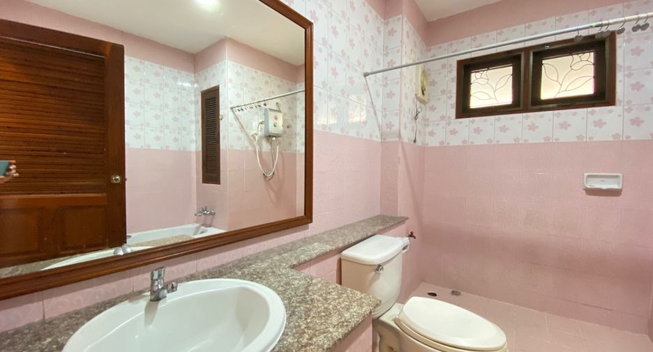 For rent 4 bedrooms house in Mueang Chiang Mai, Chiang Mai