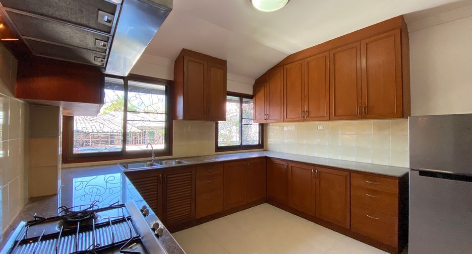 For rent 4 bedrooms house in Mueang Chiang Mai, Chiang Mai