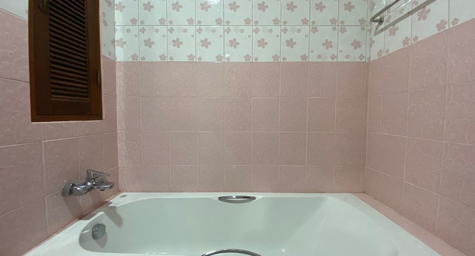 For rent 4 bedrooms house in Mueang Chiang Mai, Chiang Mai